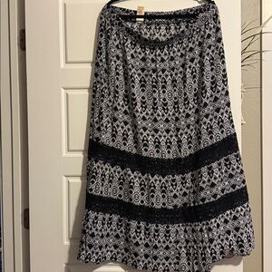 Elegant Black and White Patterned Skirt